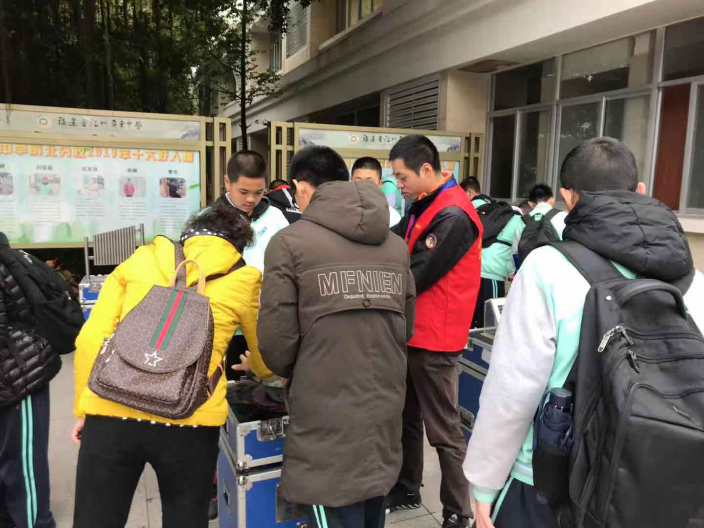 “科普進(jìn)校園— —福州科技館送科普進(jìn)日升中學(xué)、屏東中學(xué)和屏北分?！? width=