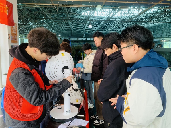 福州科技館開展學(xué)雷鋒暨“文明實(shí)踐我是行動(dòng)者”——家電維修志愿服務(wù)行動(dòng)