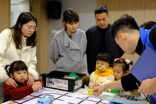 探秘科技，親子共融——80余組家庭在福州科技館開啟奇妙科技之旅