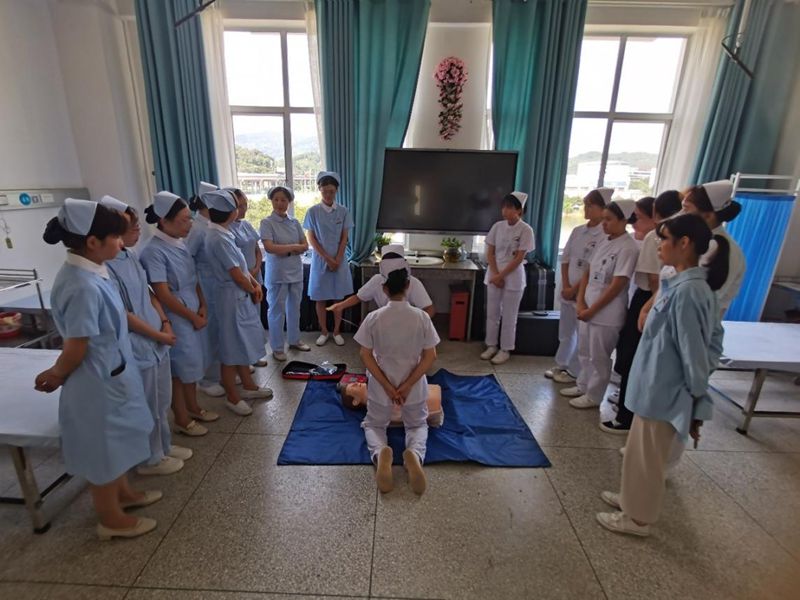 衛(wèi)生知識(shí)分館赴福州科技館開展“我為群眾辦實(shí)事，急救科普零距離”主題黨日活動(dòng)