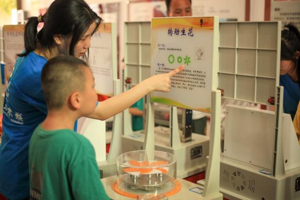 福州科技館聯(lián)合福州英華職業(yè)學(xué)院信息技術(shù)系“信火如炬”實(shí)踐隊(duì)開(kāi)展“科普大蓬車(chē)進(jìn)鄉(xiāng)村”暑期“三下鄉(xiāng)”社會(huì)實(shí)踐活動(dòng)