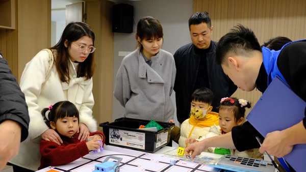 探秘科技，親子共融——80余組家庭在福州科技館開(kāi)啟奇妙科技之旅